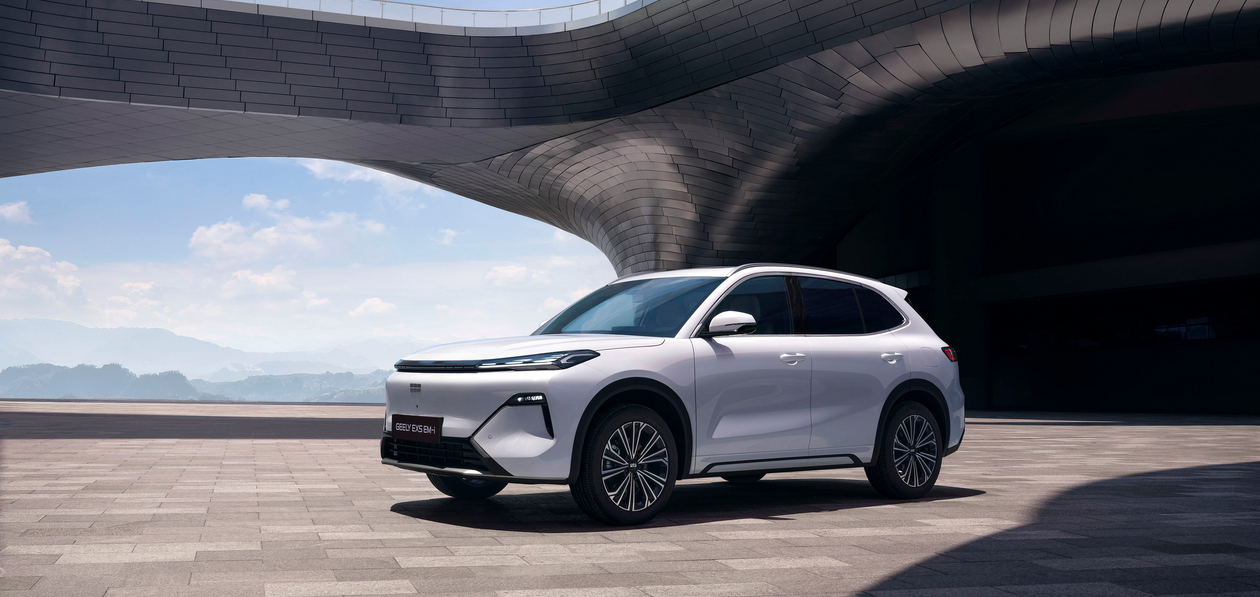 Geely раскрыл название подключаемого гибрида для России