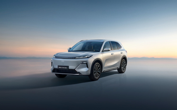 Geely раскрыл подробности о подключаемом гибриде для России