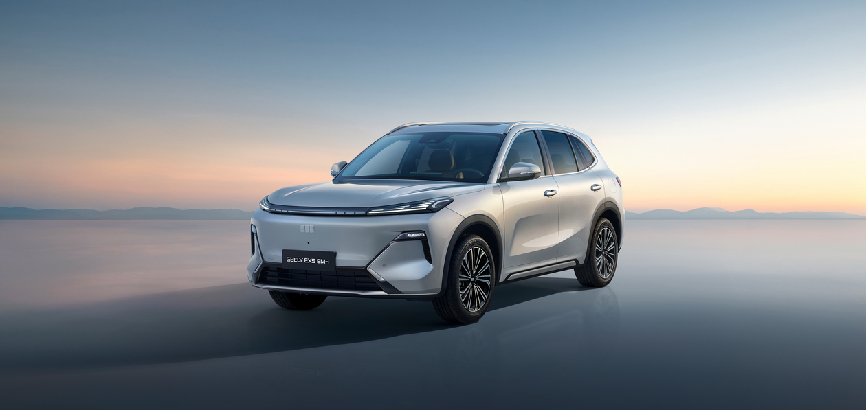 Geely раскрыл подробности о подключаемом гибриде для России