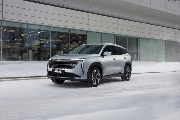 Новую переднеприводную версию Geely Atlas оценили в рублях