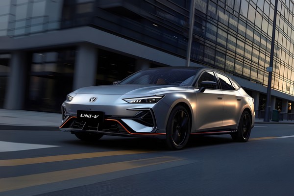 Changan привез в Россию обновленный UNI-V