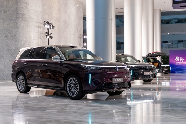 В Китае начал продаваться новый кроссовер Wey V9X