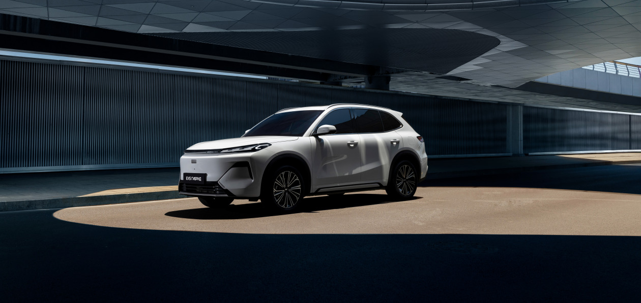 Geely объявил о старте продаж гибридного EX5 EM-R в России