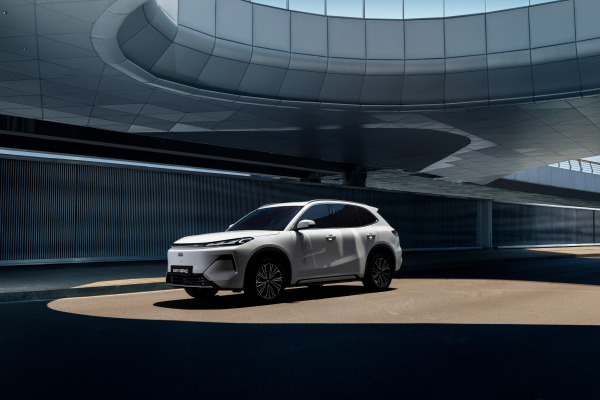 Geely объявил о старте продаж гибридного EX5 EM-R в России