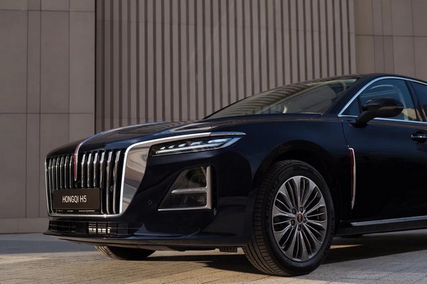 Hongqi H5 удивил обновленным салоном и ценой