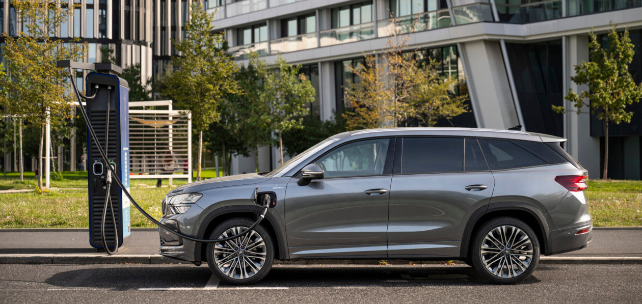 Skoda Kodiaq обзавелась топ-версией и гибридом на 200 кВт