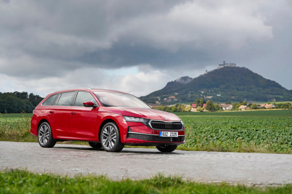 Skoda Octavia впервые получила полногибридную силовую установку