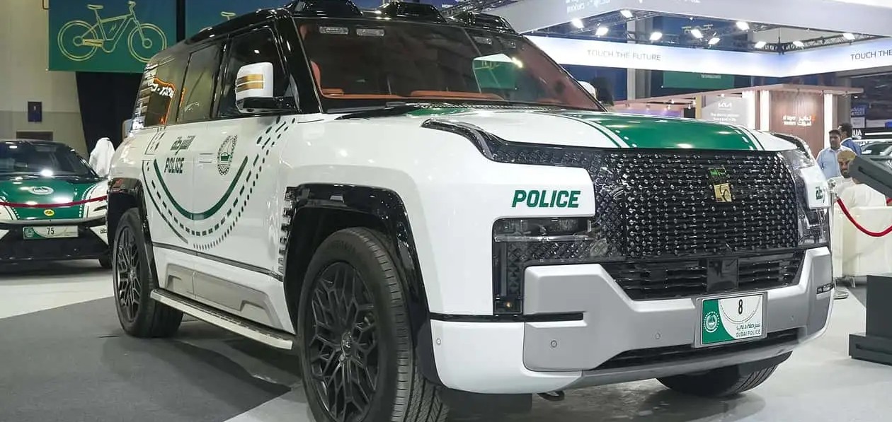 Дубайская полиция обзавелась плавающим Yangwang U8