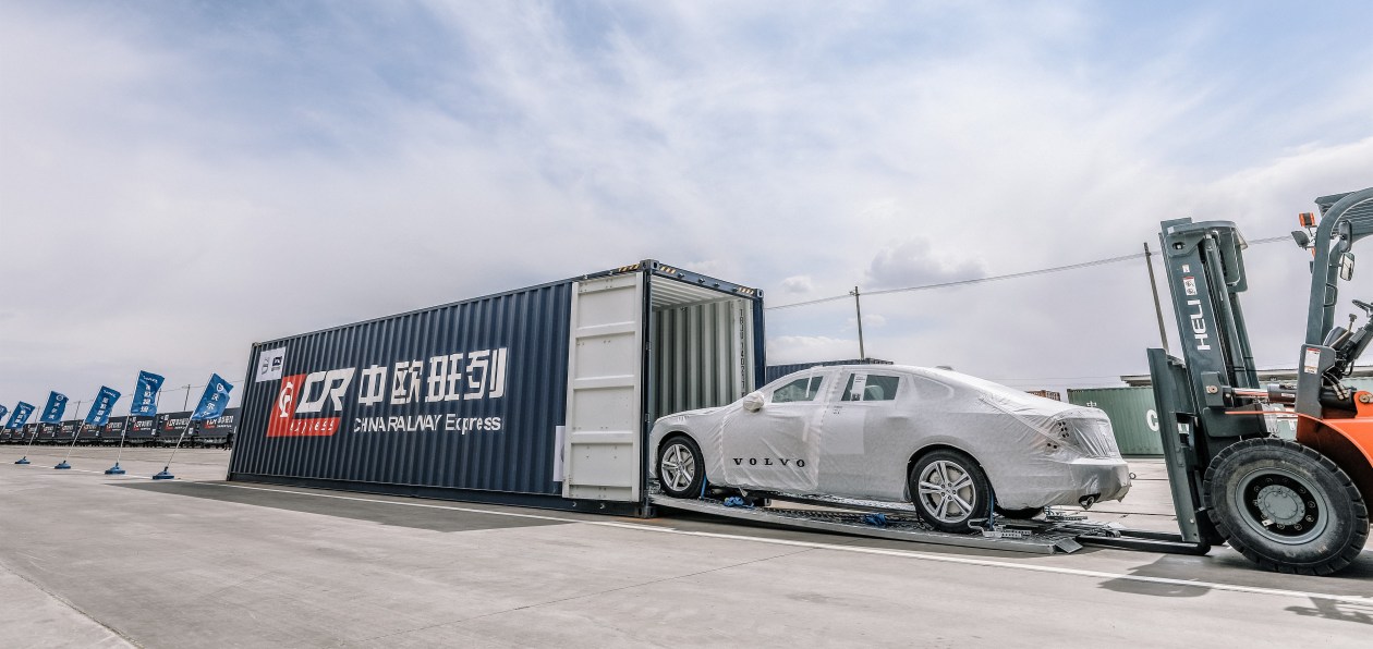 Volvo начала поставлять S90 из Китая в Европу поездом