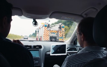 Ford приучит водителей пропускать «скорую»