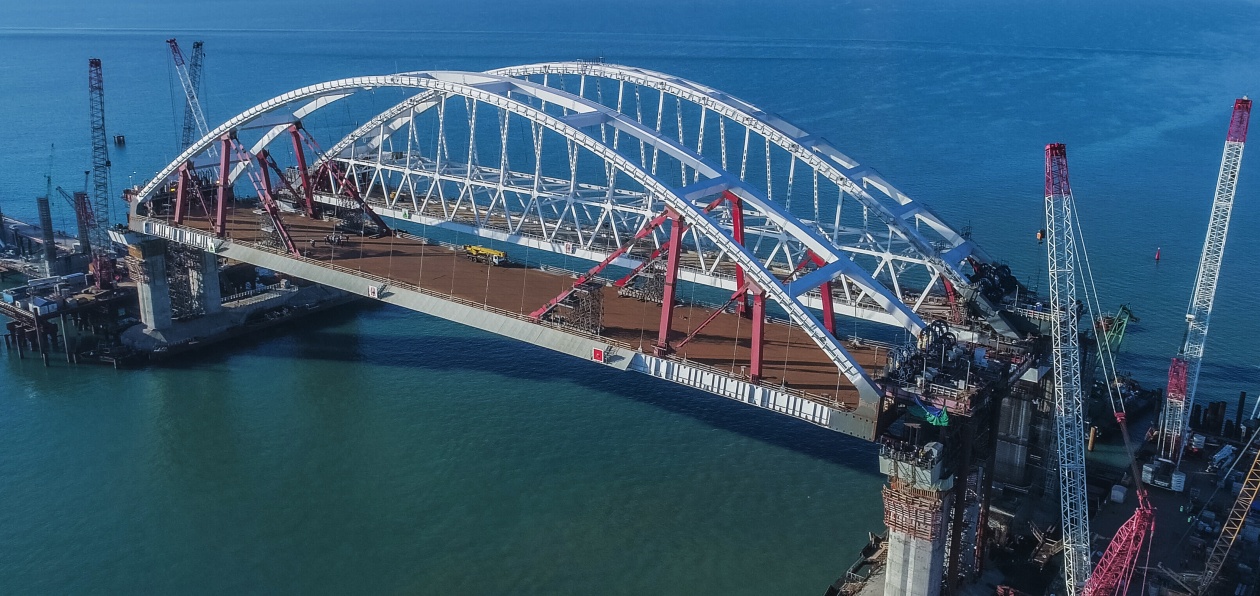 На Крымском мосту установлена автодорожная арка