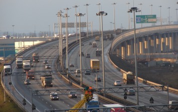 В Петербурге приступили к транслитерации дорожных знаков