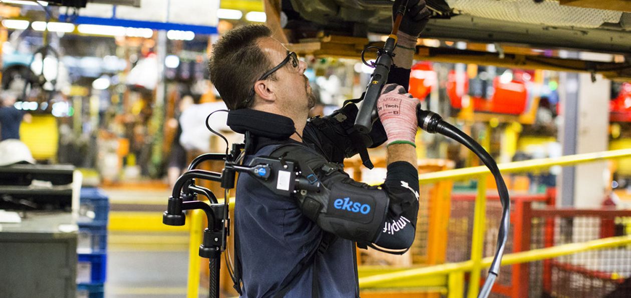 Ford оденет рабочих в экзоскелет