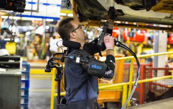 Ford оденет рабочих в экзоскелет