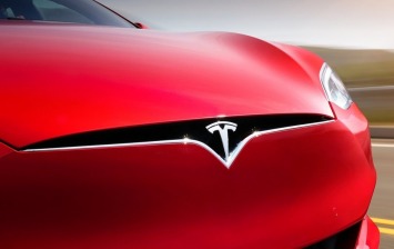 Tesla «урежет» зарплату Илону Маску