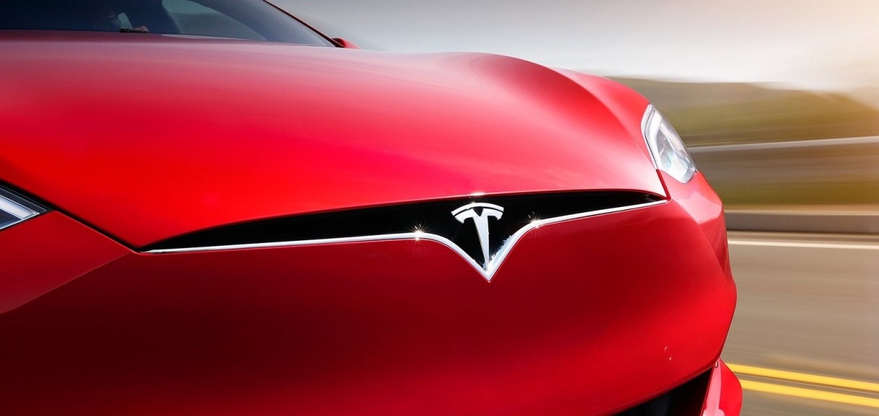 Tesla «урежет» зарплату Илону Маску