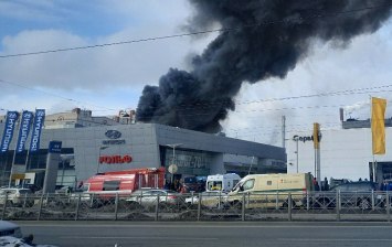 В Санкт-Петербурге горит дилерский центр РОЛЬФ