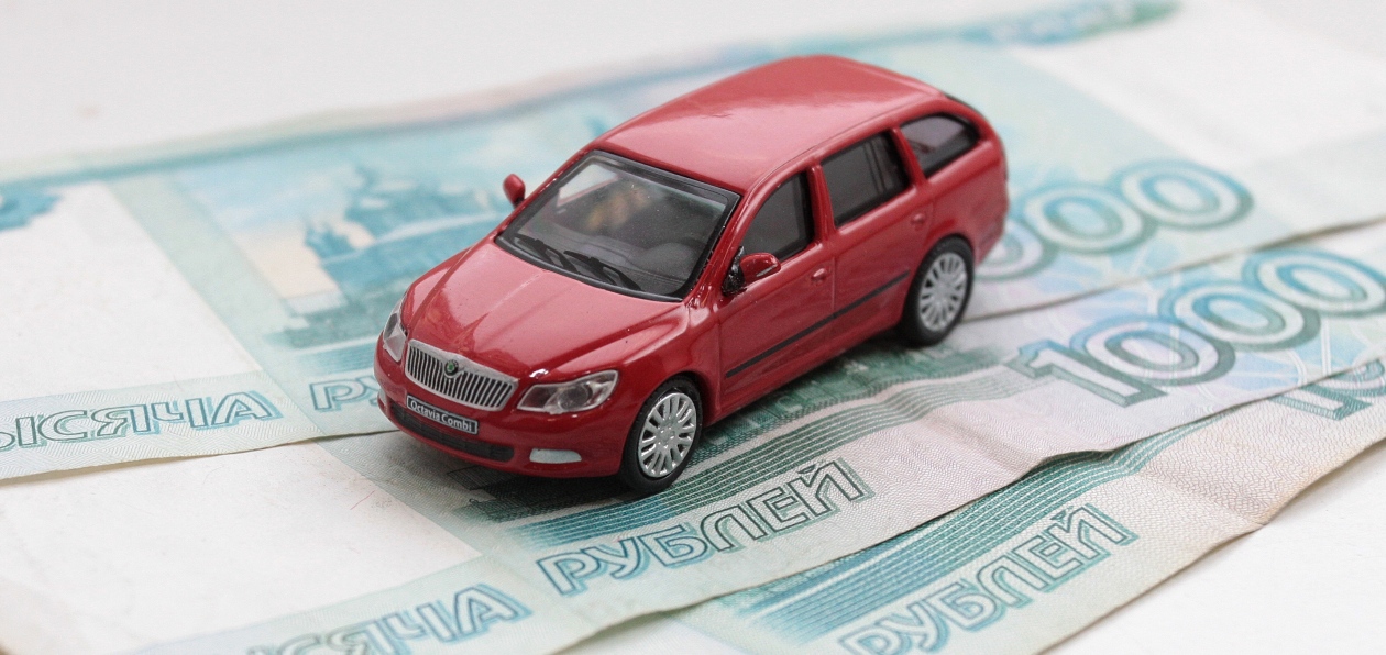 Слабый рубль подстегнул авторынок