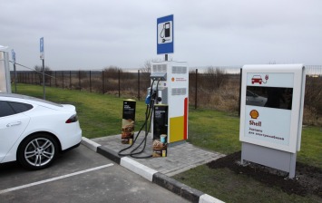 Нефтяные компании хотят заряжать электромобили, причем не только на АЗС