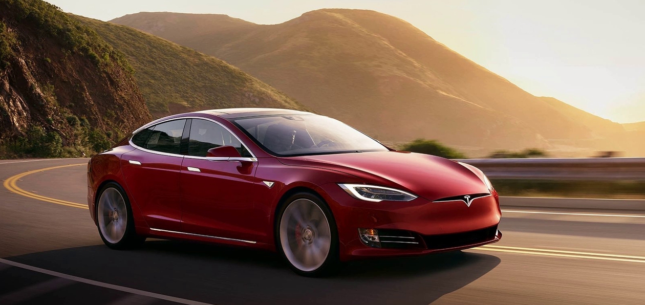 Tesla обновляет программное обеспечение после возгорания электромобилей