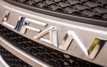 Китайский авторынок уходит в минус из-за борьбы с США