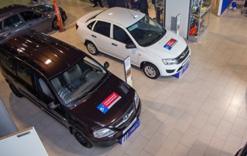 Продажи новых автомобилей в Петербурге падают уже шесть месяцев подряд