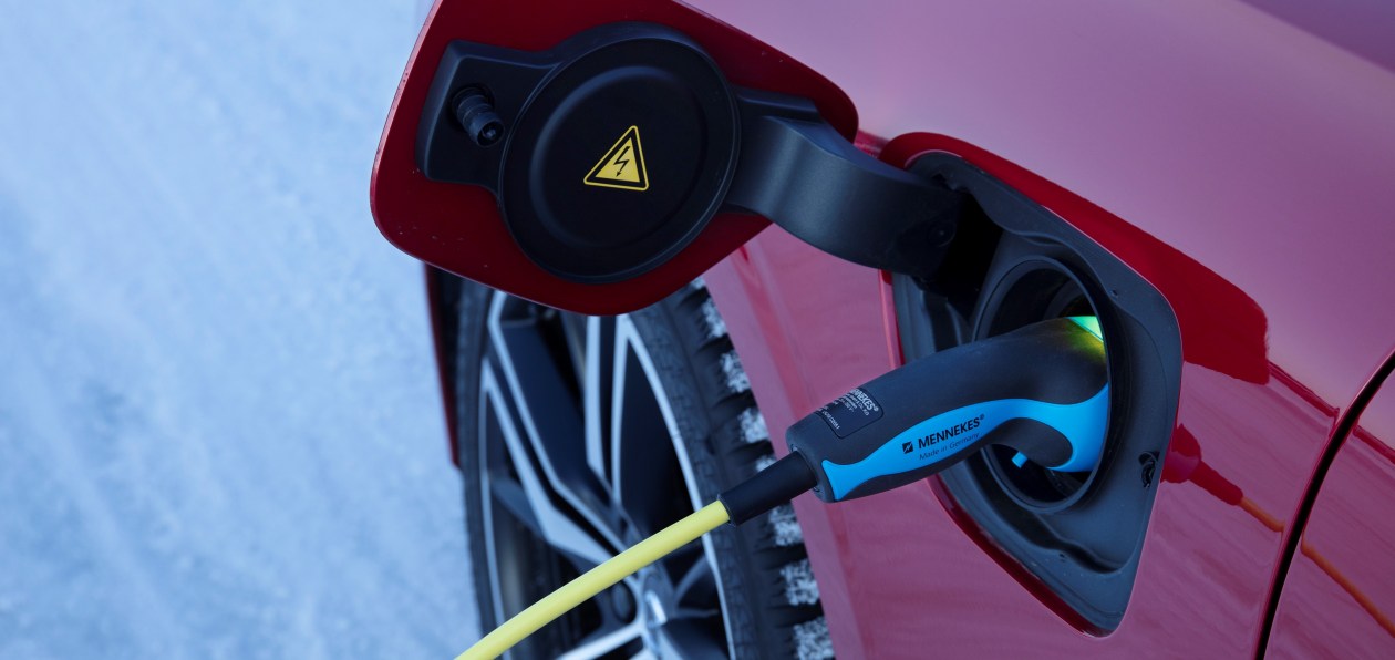 Volvo хочет в три раза увеличить продажи гибридов, чтобы избежать штрафов от Брюсселя