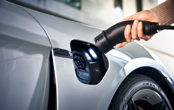Porsche расширяет сеть зарядных станций для электромобилей