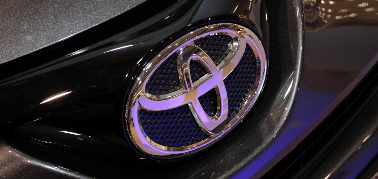 Toyota подняла цены на Camry и RAV4