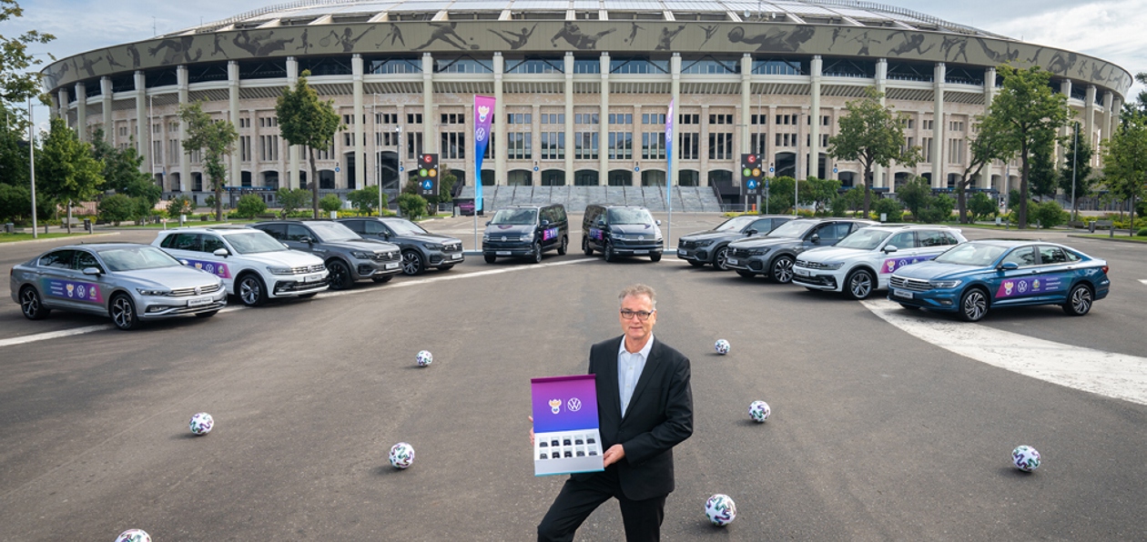 Volkswagen передал РФС 10 автомобилей