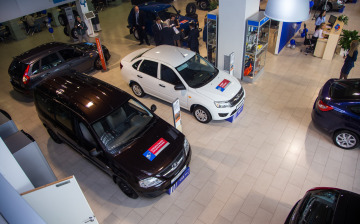 Продажи новых автомобилей в Санкт-Петербурге упали впервые за 12 месяцев