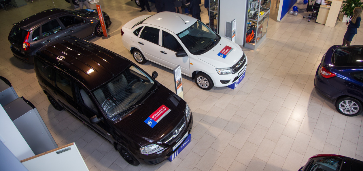 Продажи новых автомобилей в Санкт-Петербурге упали впервые за 12 месяцев