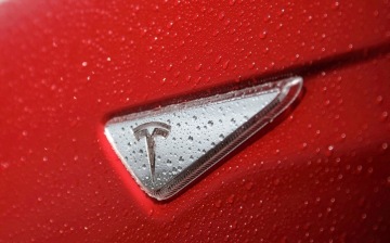 Минтранс США проверит систему автопилота Tesla после участившихся аварий