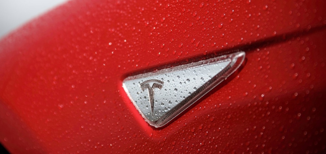 Минтранс США проверит систему автопилота Tesla после участившихся аварий