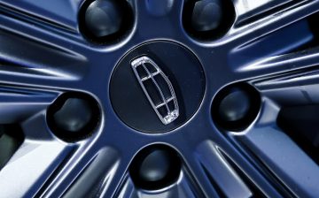 Geely перехватила шеф-дизайнера у Bentley