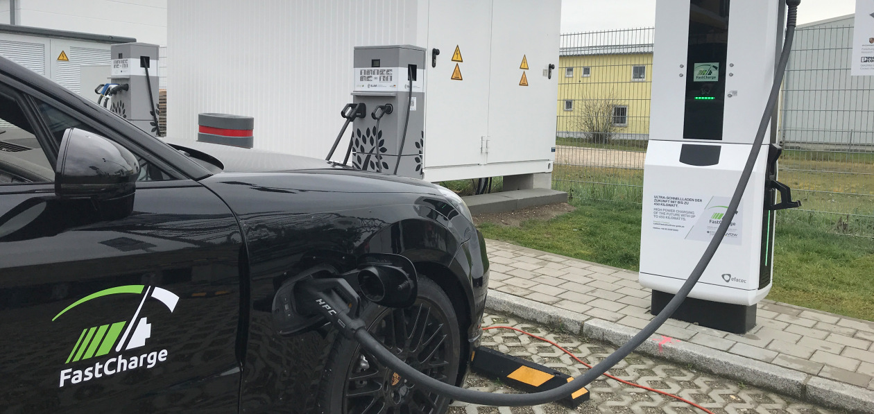 Porschе к концу года установит девять сверхбыстрых «зарядок» в России