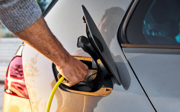 Обслуживать электромобиль почти в два раза дороже, чем машины с ДВС