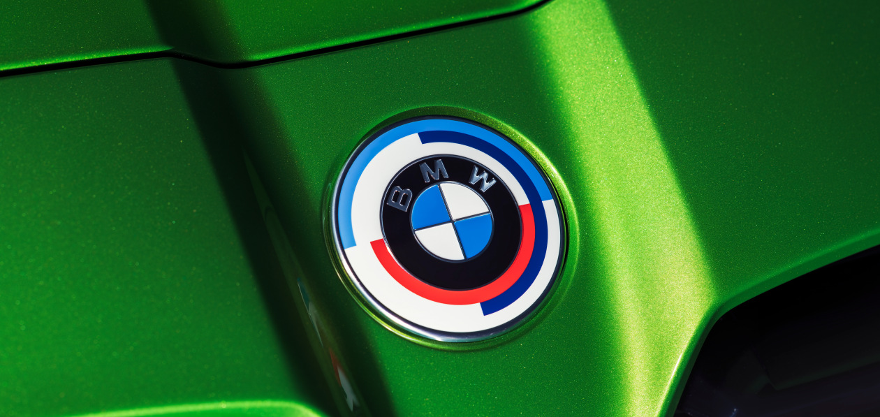 BMW представила новый логотип в честь юбилея M-подразделения