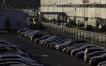 Продажи новых машин в России падают уже четвертый месяц подряд