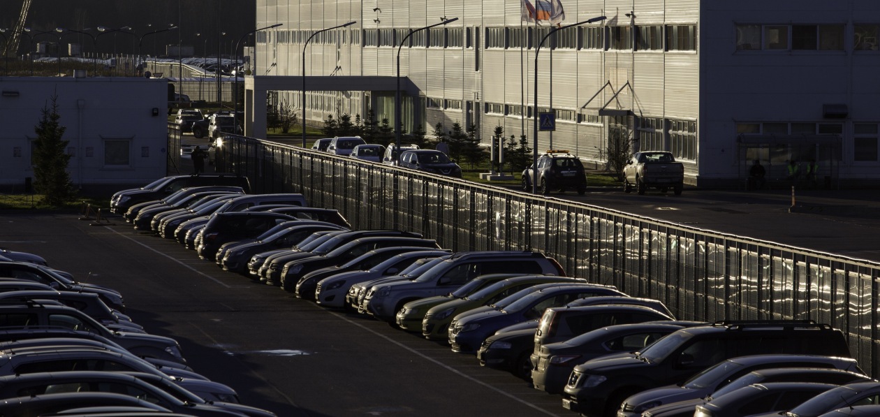 Продажи новых машин в России падают уже четвертый месяц подряд