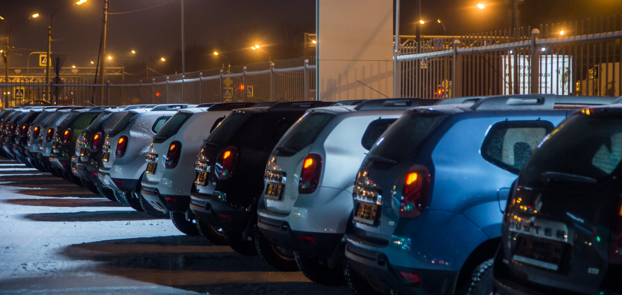 Больше половины россиян отложили покупку автомобиля из-за дефицита и высоких цен