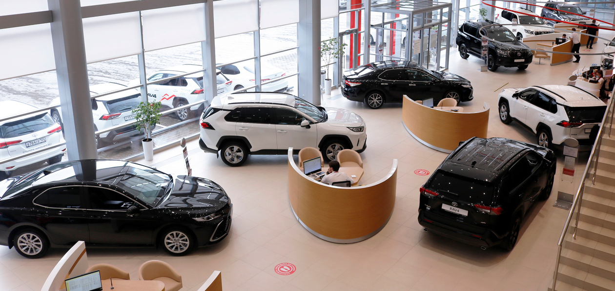Российский авторынок продолжает падать на фоне нехватки комплектующих и проблем с логистикой