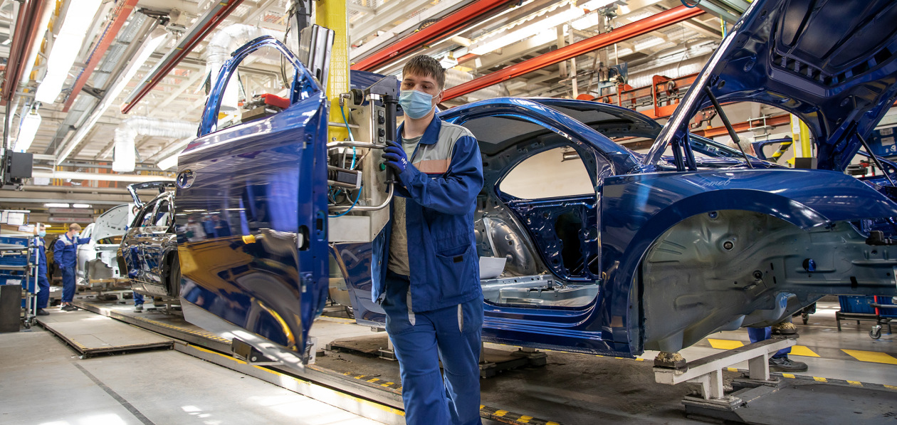 Правительство требует от автоконцернов сохранить 90% сотрудников ради компенсации утильсбора