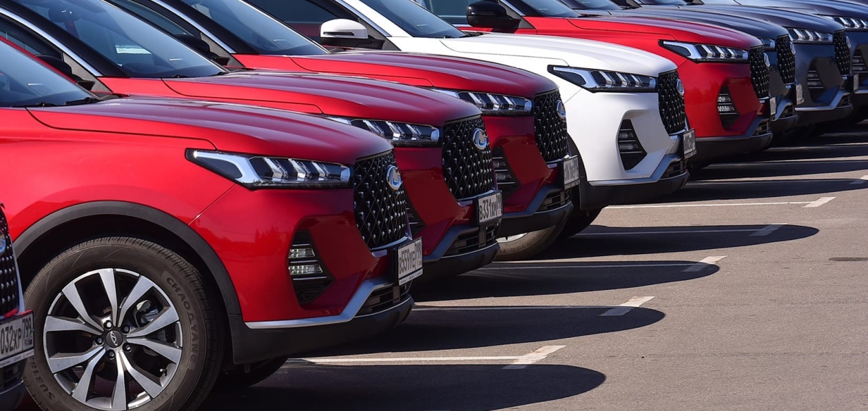 Продажи новых легковых автомобилей в феврале упали на 43%
