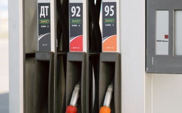 Росстат: бензин в России продолжает дешеветь