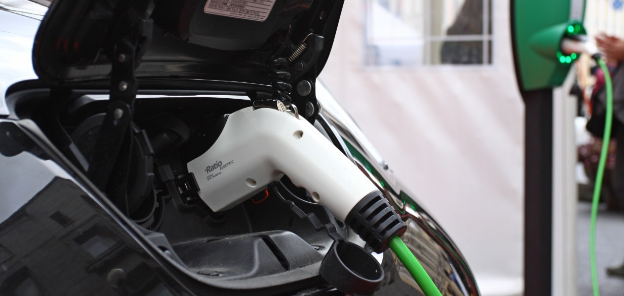 Стало известно, в какие дни и часы россияне чаще всего заряжают электромобили