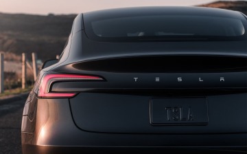 Акции Tesla дешевеют на фоне снижения объемов поставок машин