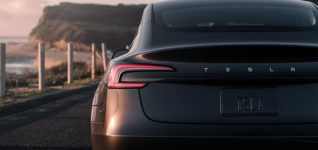 Акции Tesla дешевеют на фоне снижения объемов поставок машин