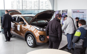 В феврале продажи новых автомобилей в России установили 10-летний антирекорд