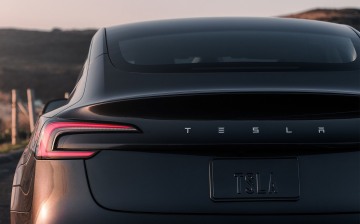 Инвесторы спорят о переоцененности Tesla на фоне падения акций компании